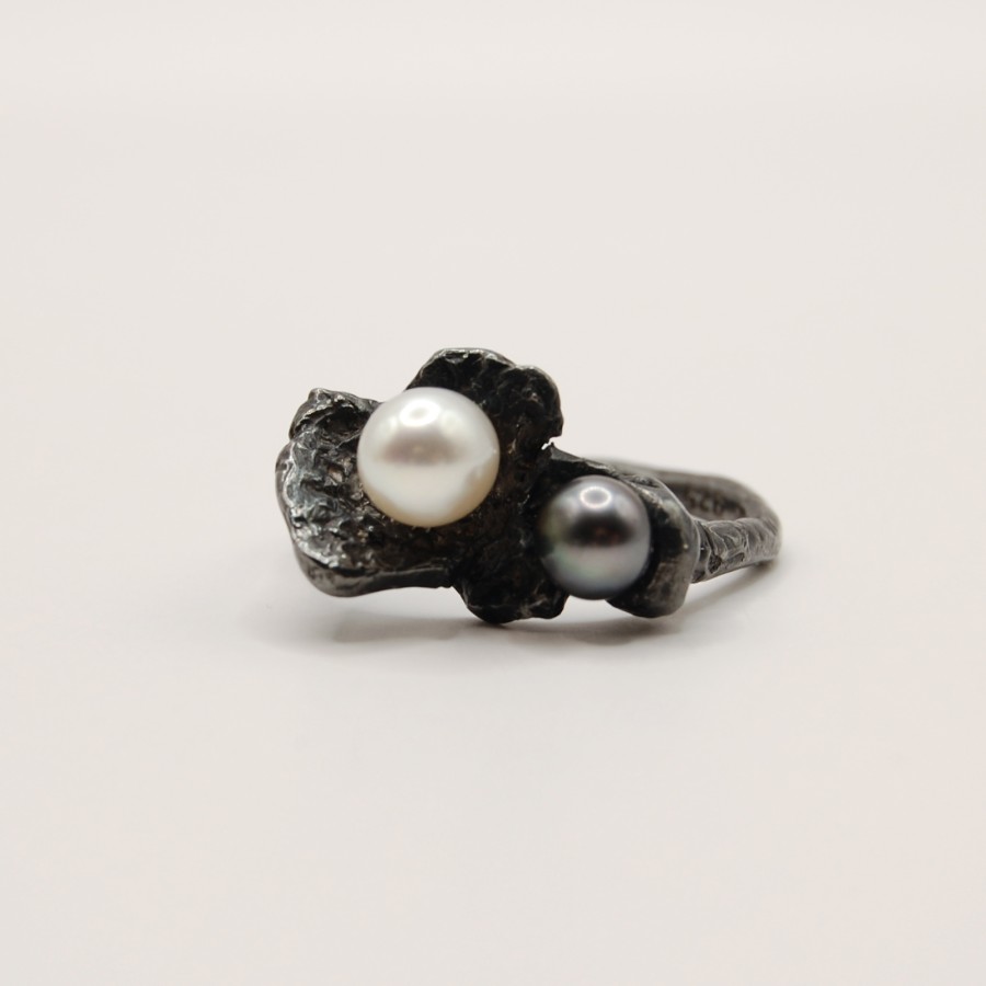 Ring with the pearls