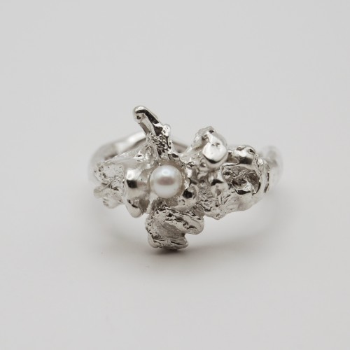 Ring with the pearls