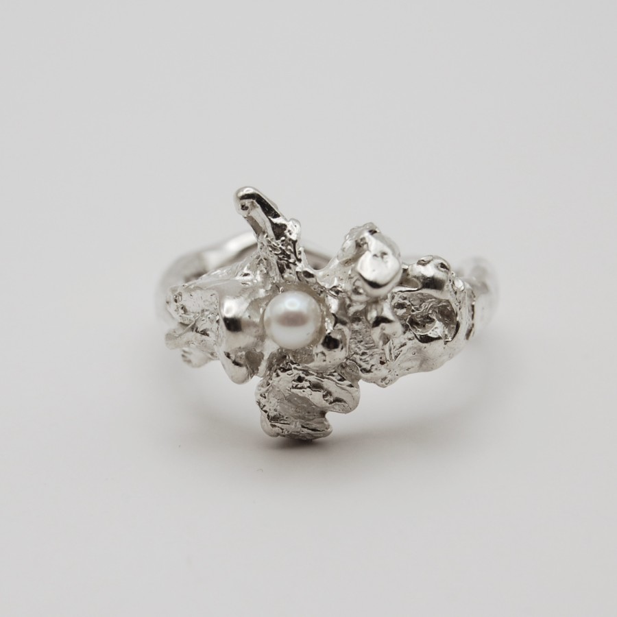 Ring with the pearls