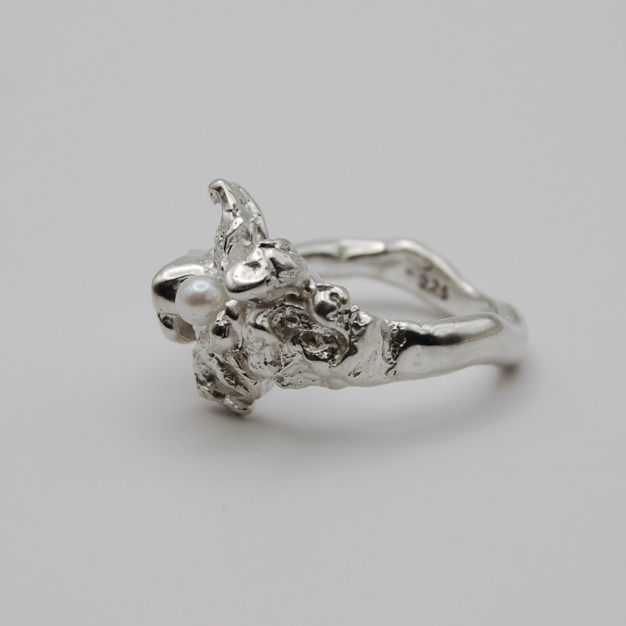 Ring with the pearls