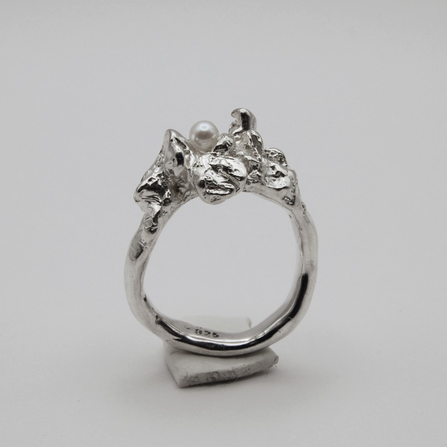 Ring with the pearls