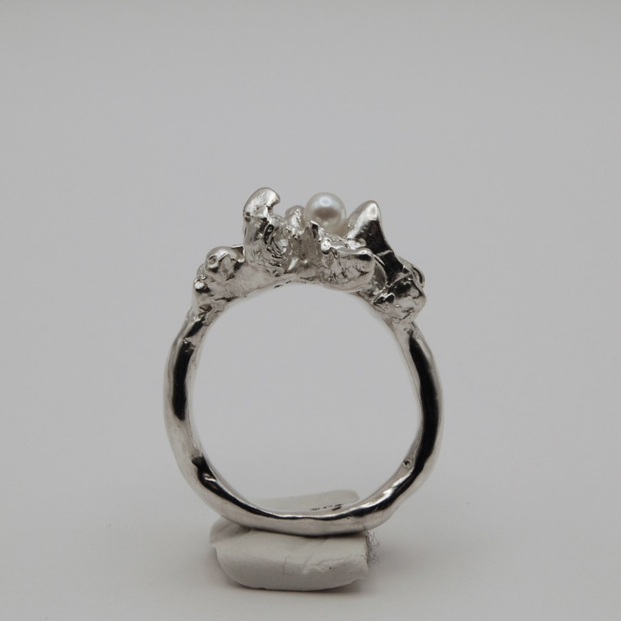 Ring with the pearls