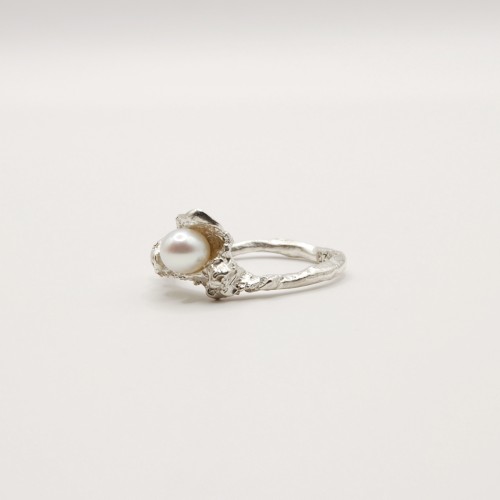 Ring with the pearls