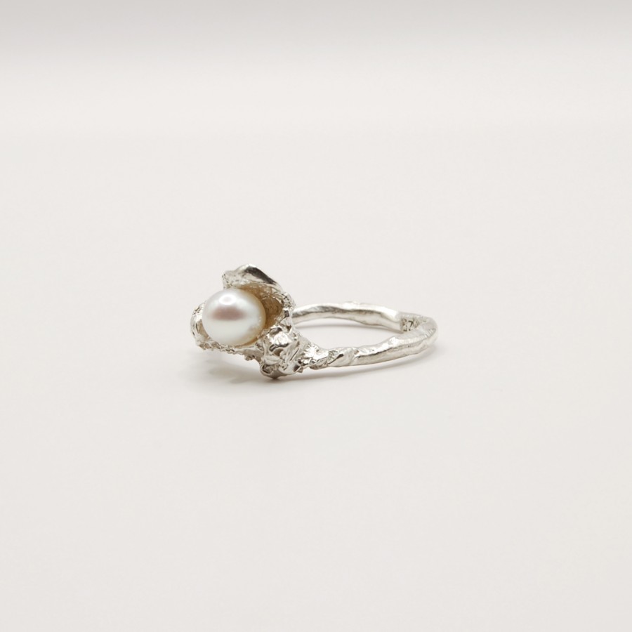 Ring with the pearls