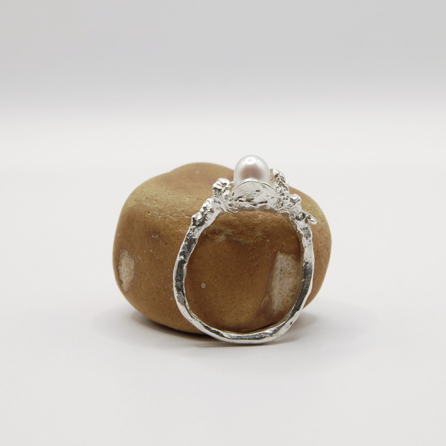 Ring with the pearls