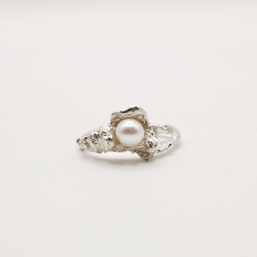 Ring with the pearls